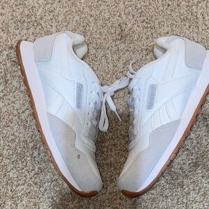 Reebok classic white tennis shoes sz 8.5